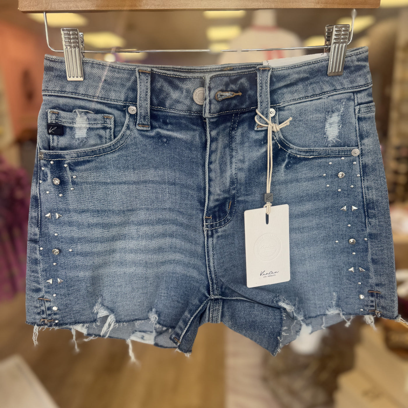 MEDIUM WASH HIGH RISE SHORTS